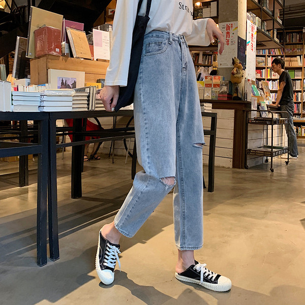 Ženske traperice s poderanim motivima i visokim strukom - ravni model