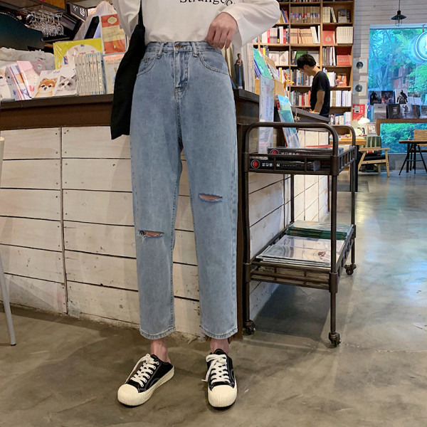 Ženske traperice s poderanim motivima i visokim strukom - ravni model