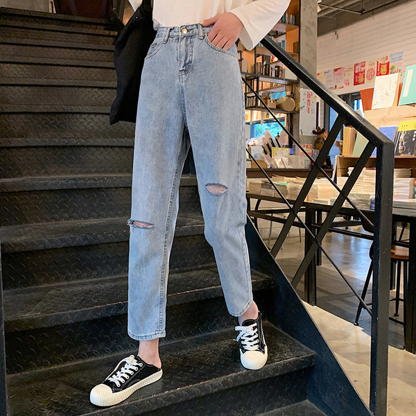 Ženske traperice s poderanim motivima i visokim strukom - ravni model