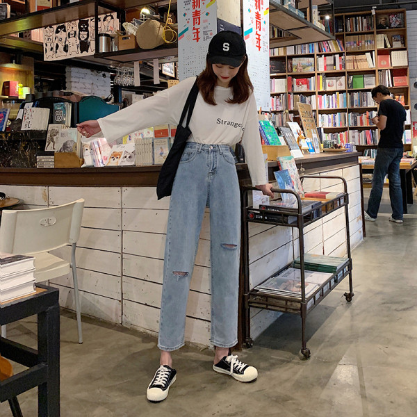 Ženske traperice s poderanim motivima i visokim strukom - ravni model