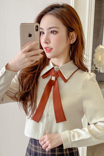 Cămașă de damă cu guler și panglică clasică