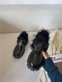 Sieviešu ikdienas apavi ar metāla elementu un raupju zoli