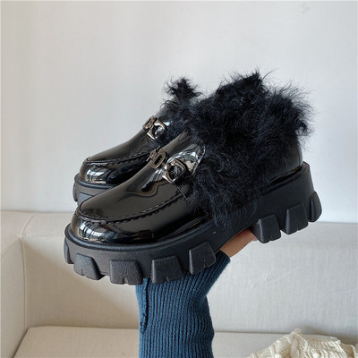 Sieviešu ikdienas apavi ar metāla elementu un raupju zoli