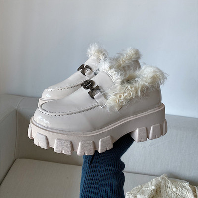 Sieviešu ikdienas apavi ar metāla elementu un raupju zoli