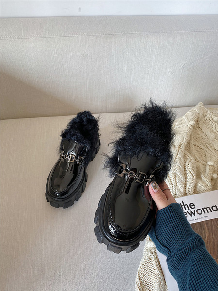 Sieviešu ikdienas apavi ar metāla elementu un raupju zoli