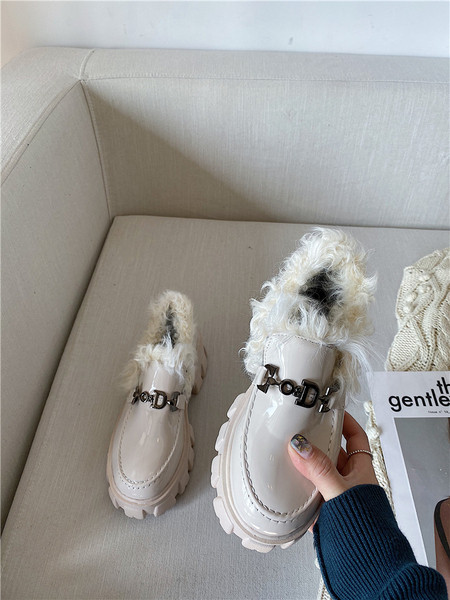 Sieviešu ikdienas apavi ar metāla elementu un raupju zoli