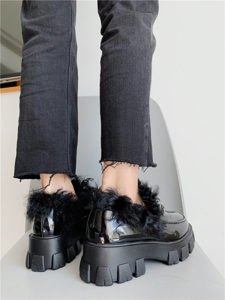 Sieviešu ikdienas apavi ar metāla elementu un raupju zoli