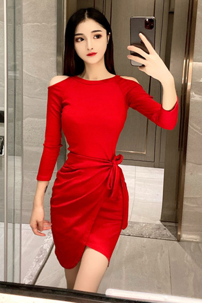 Asimetriška moteriška suknelė apnuogintais pečiais ir kaklaraiščiais