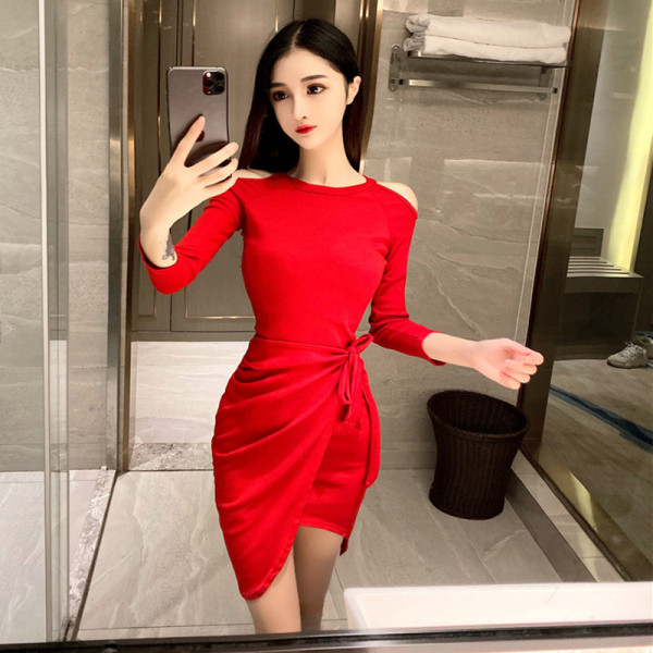 Asimetriška moteriška suknelė apnuogintais pečiais ir kaklaraiščiais