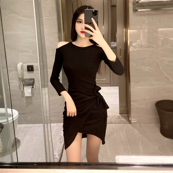 Asimetriška moteriška suknelė apnuogintais pečiais ir kaklaraiščiais