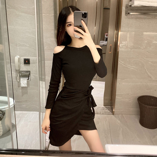 Asimetriška moteriška suknelė apnuogintais pečiais ir kaklaraiščiais