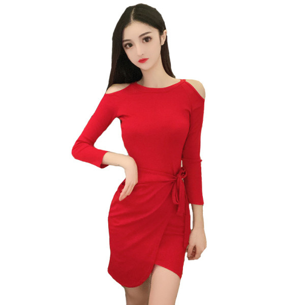 Asimetriška moteriška suknelė apnuogintais pečiais ir kaklaraiščiais