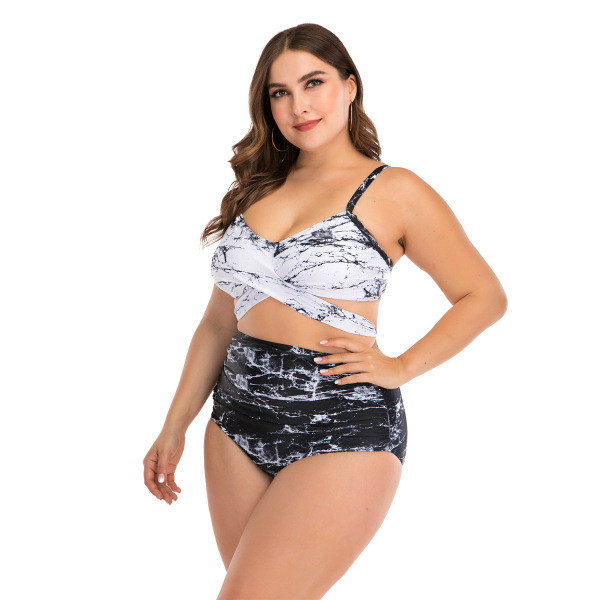 Moderns divdaļīgs peldkostīms ar marmora efektu