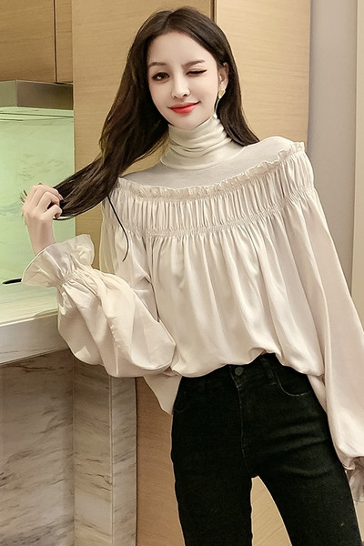 Sieviešu ikdienas pavasara blūze ar augstu apkakli un garām platām piedurknēm