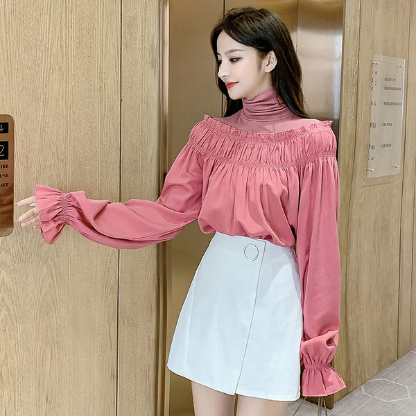 Sieviešu ikdienas pavasara blūze ar augstu apkakli un garām platām piedurknēm