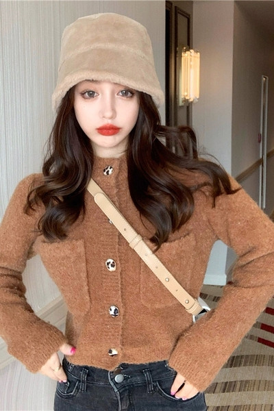 Trumpa moteriška liemenė su sagomis ir kišenėmis