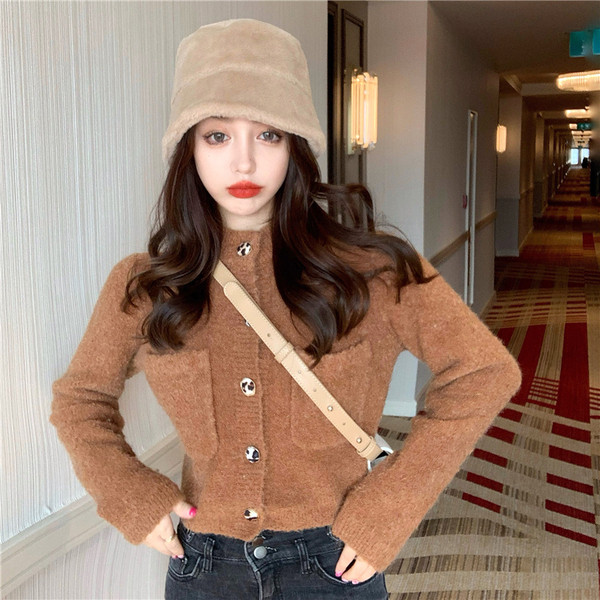 Trumpa moteriška liemenė su sagomis ir kišenėmis