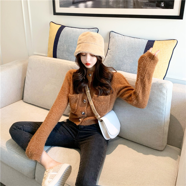 Trumpa moteriška liemenė su sagomis ir kišenėmis