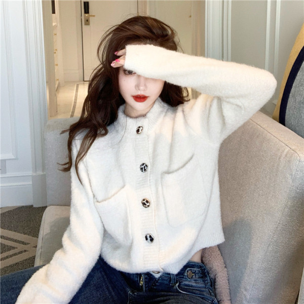 Trumpa moteriška liemenė su sagomis ir kišenėmis