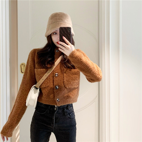 Trumpa moteriška liemenė su sagomis ir kišenėmis