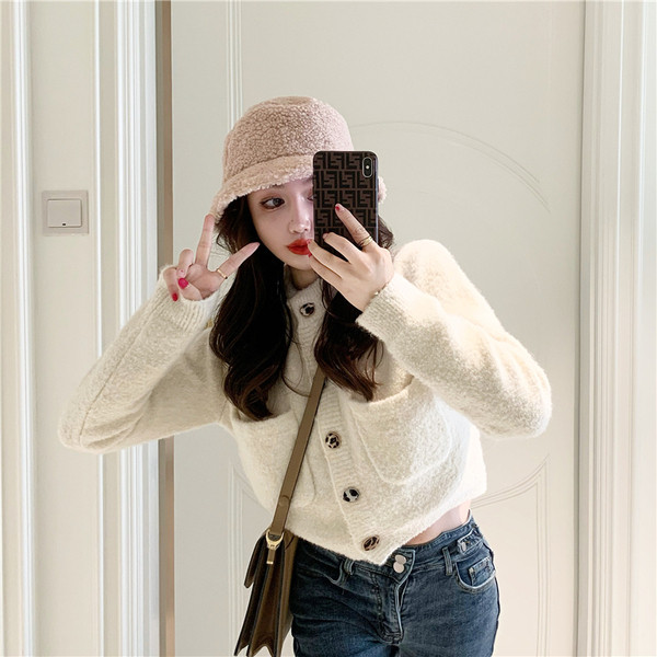 Trumpa moteriška liemenė su sagomis ir kišenėmis