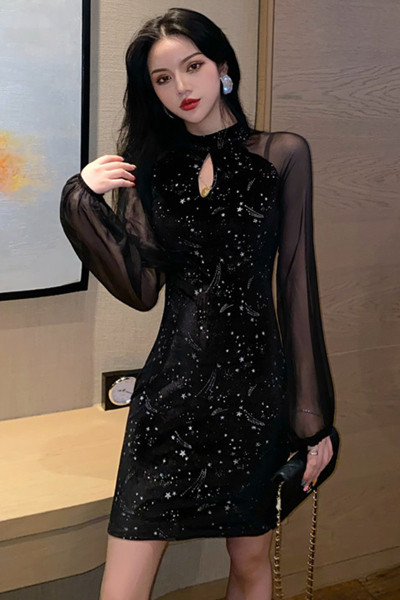 Aktuális női ruha alacsony gallérral, hosszú ujjal