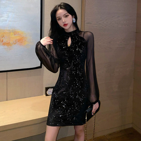 Aktuális női ruha alacsony gallérral, hosszú ujjal