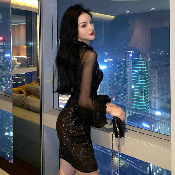 Aktuális női ruha alacsony gallérral, hosszú ujjal