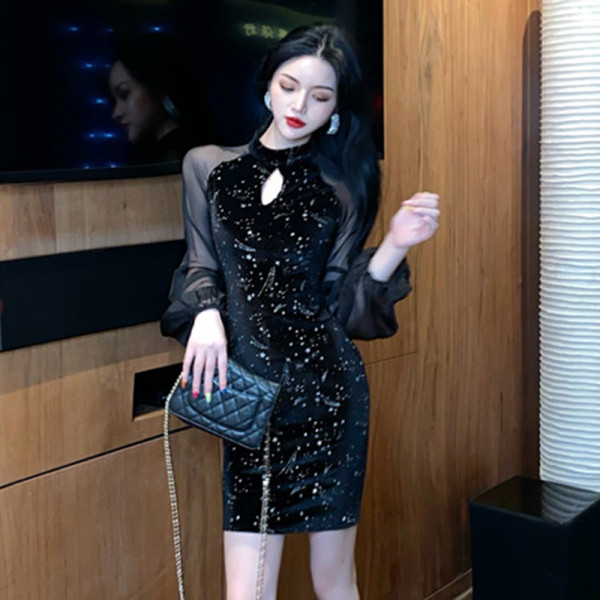 Aktuális női ruha alacsony gallérral, hosszú ujjal