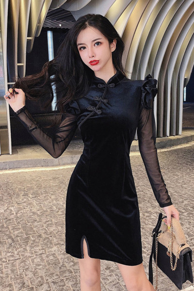 Moderna sieviešu kleita ar tilla piedurknēm un šķēlumu