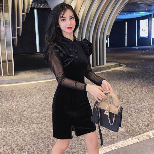 Moderna sieviešu kleita ar tilla piedurknēm un šķēlumu