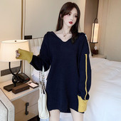 Plats sieviešu džemperis ar špica kakla izgriezumu un krāsainām piedurknēm