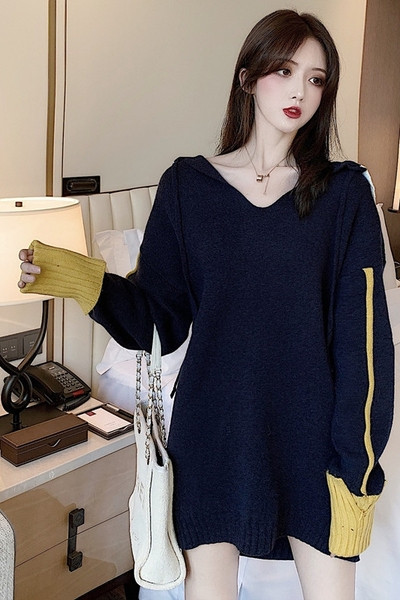 Plats sieviešu džemperis ar špica kakla izgriezumu un krāsainām piedurknēm