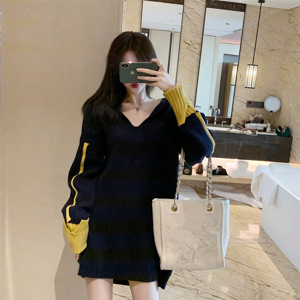 Plats sieviešu džemperis ar špica kakla izgriezumu un krāsainām piedurknēm