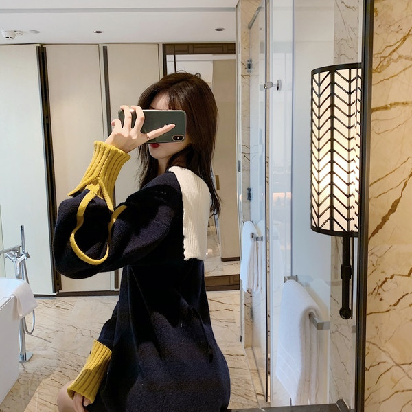 Plats sieviešu džemperis ar špica kakla izgriezumu un krāsainām piedurknēm