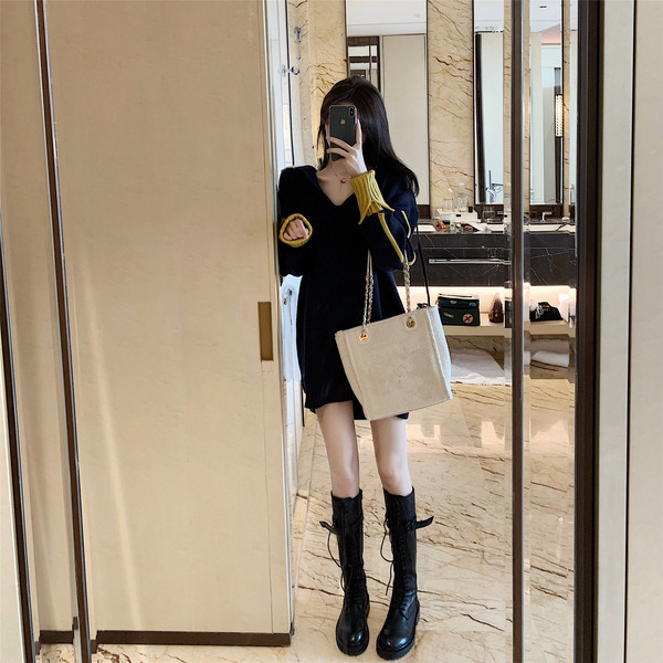 Plats sieviešu džemperis ar špica kakla izgriezumu un krāsainām piedurknēm