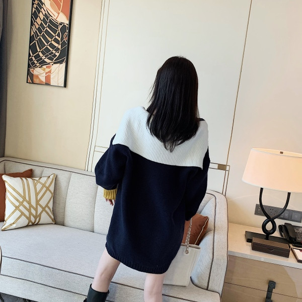 Plats sieviešu džemperis ar špica kakla izgriezumu un krāsainām piedurknēm