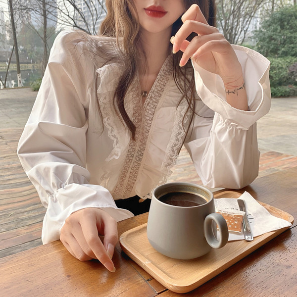 Fehér női ing béka és lótusz ujjakkal