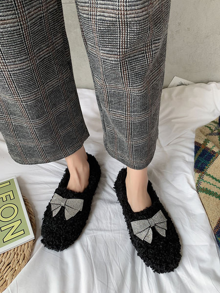 Laisvalaikio moteriški pliušiniai batai dekoruoti akmenukais