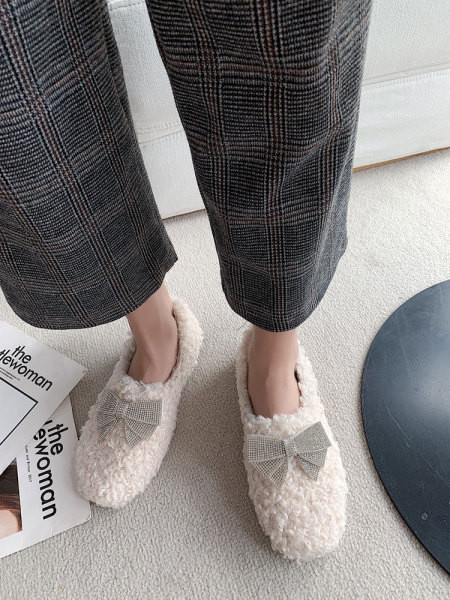 Laisvalaikio moteriški pliušiniai batai dekoruoti akmenukais