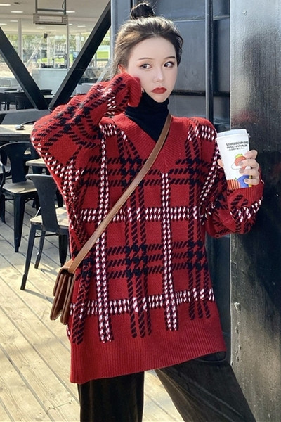 Dugi ženski džemper sa špic izrezom - široki model