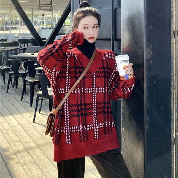 Dugi ženski džemper sa špic izrezom - široki model