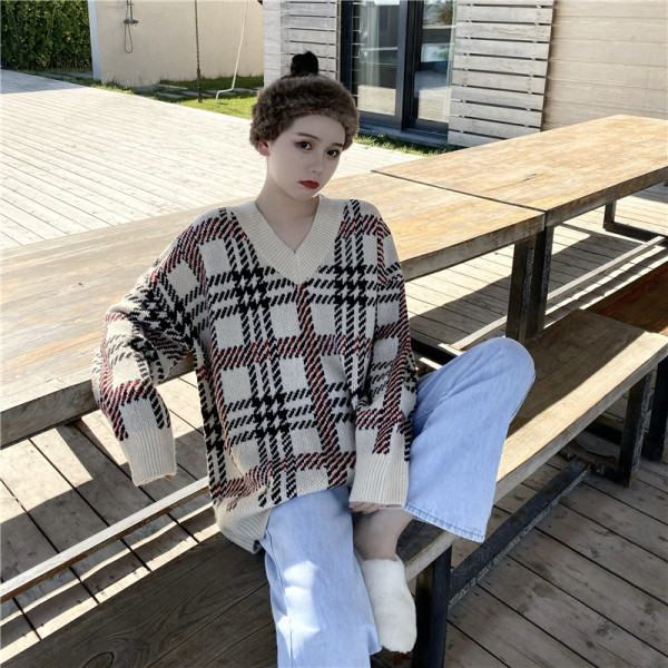 Dugi ženski džemper sa špic izrezom - široki model