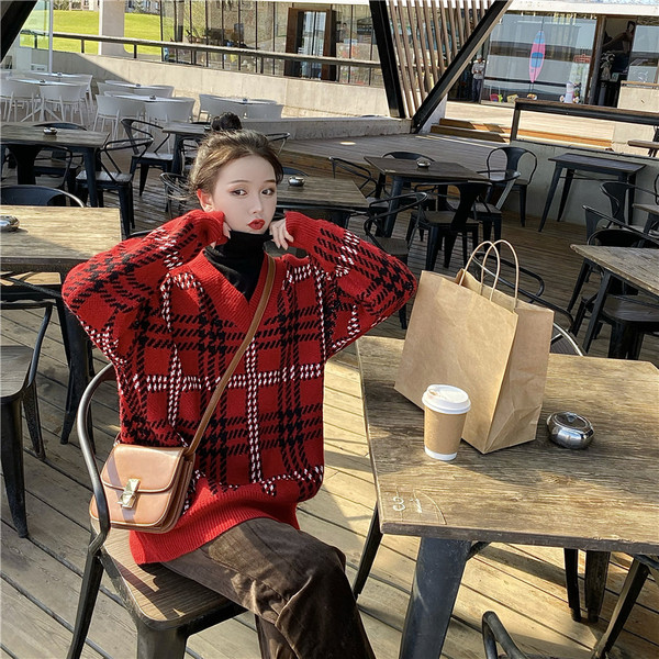 Dugi ženski džemper sa špic izrezom - široki model