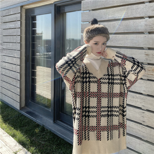 Dugi ženski džemper sa špic izrezom - široki model