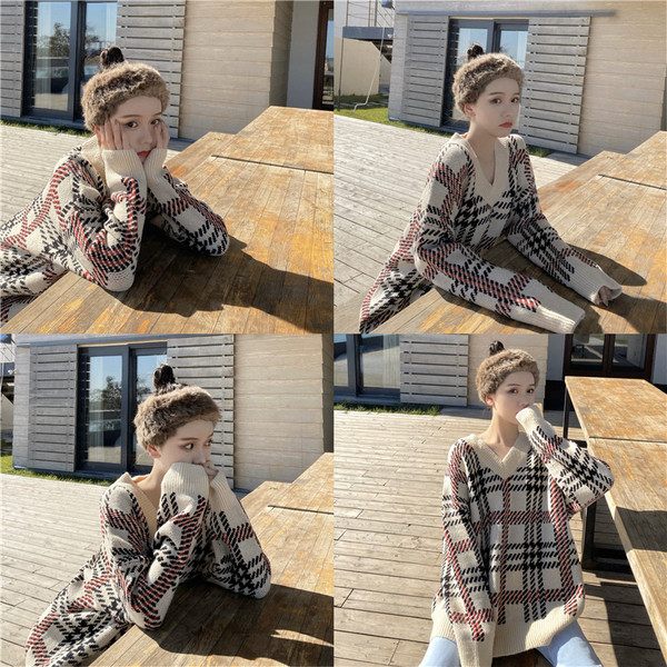 Dugi ženski džemper sa špic izrezom - široki model