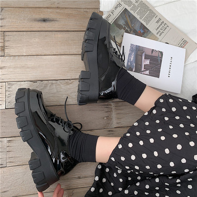 Alkalmi női cipő fűzővel és magas durva talppal - két modell