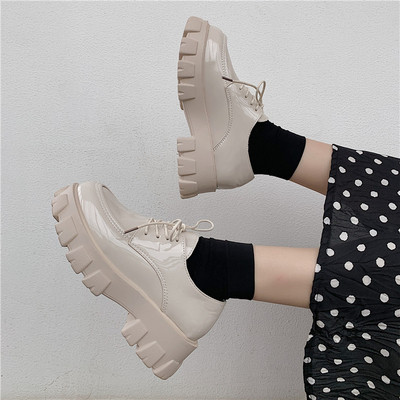 Alkalmi női cipő fűzővel és magas durva talppal - két modell