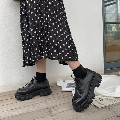 Alkalmi női cipő fűzővel és magas durva talppal - két modell