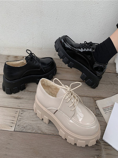 Alkalmi női cipő fűzővel és magas durva talppal - két modell